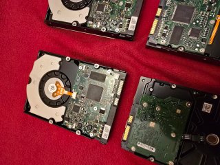 Lote N°4 Compuesto 4 HDDs 3.5 Seagate e Hitachi.
