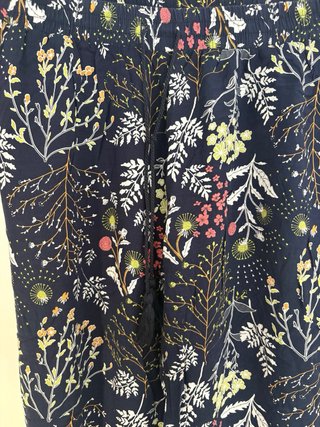 Pantalón estampado floral azul marino
