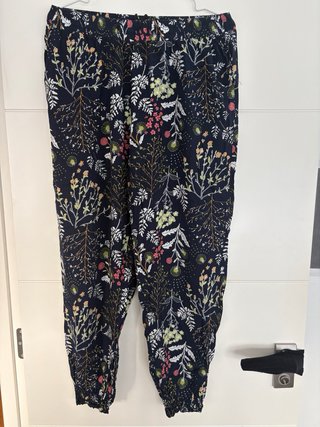 Pantalón estampado floral azul marino
