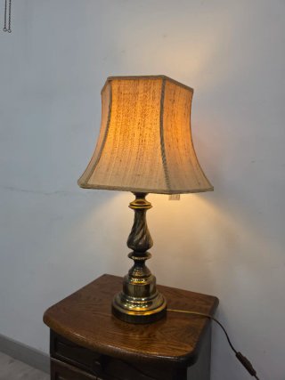 Lampada da tavolo beige e dorata