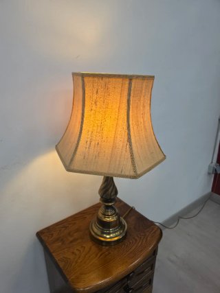 Lampada da tavolo beige e dorata