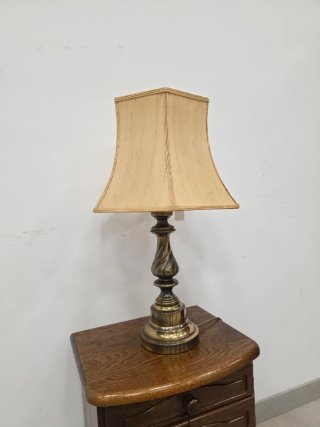 Lampada da tavolo beige e dorata