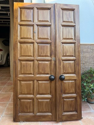 Puerta doble de madera maciza