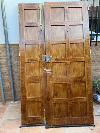 Puerta doble de madera maciza