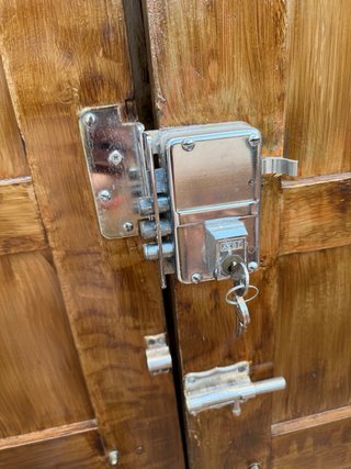 Puerta doble de madera maciza