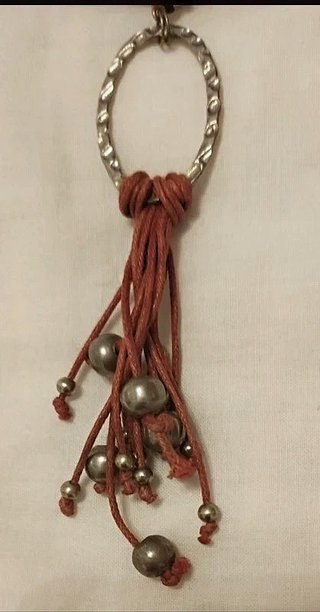 Collar largo boho piedra rosa borla artesanal
