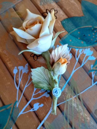 Rosa Capodimonte con gambo e bocciolo.