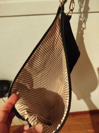 Bolso negro con diseño de poción de amor