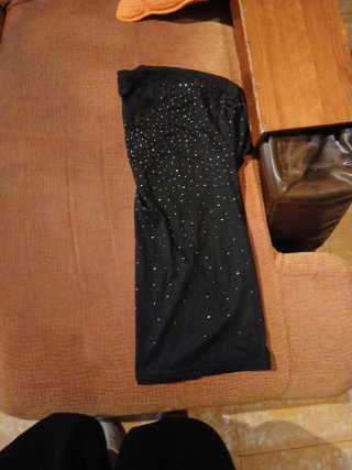 Camiseta negra con pedrería