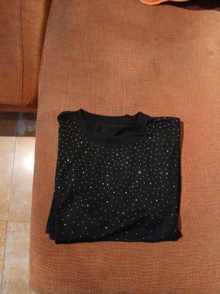 Camiseta negra con pedrería