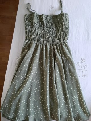 Vestido verde con lunares blancos