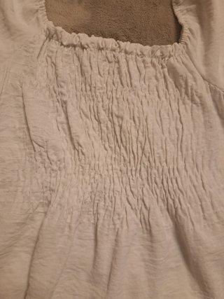Blusa blanca con escote cuadrado