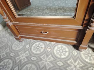 Armario de madera con espejo