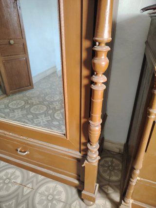 Armario de madera con espejo
