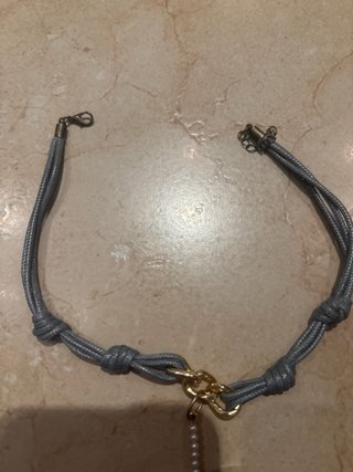 Gargantilla con cruz y perlas