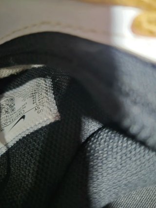 Nike Zapatillas Negras y Doradas