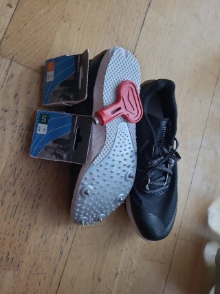 Zapatillas clavos atletismo + accesorios