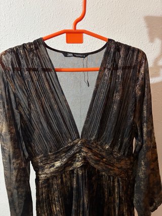 Vestido Zara negro con estampado dorado