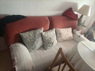 Sofá de tela rojo y blanco