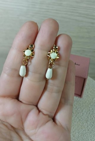 Pendientes Elisabe Flor Coral Blanco Chapado Oro