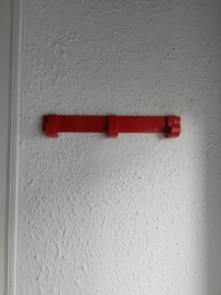Colgador de pared rojo