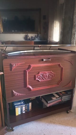Cómoda con ruedas para TV