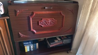 Cómoda con ruedas para TV