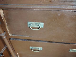 Cómoda de madera con detalles tallados