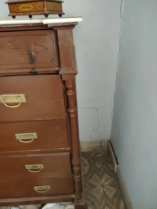 Cómoda de madera con detalles tallados