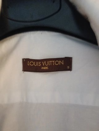 Camisa blanca con diseño