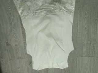 Vestido de cóctel plateado y blanco