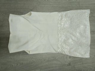 Vestido de cóctel plateado y blanco