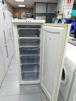 Congelador vertical 1.43m x 54cm