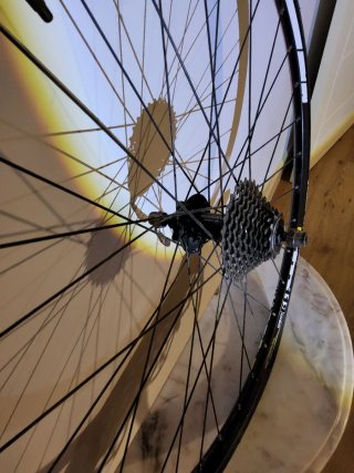 Rueda Mavic con buje Shimano y cassette