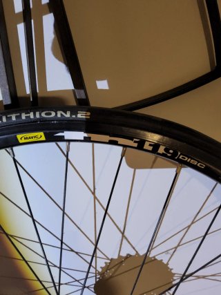 Rueda Mavic con buje Shimano y cassette