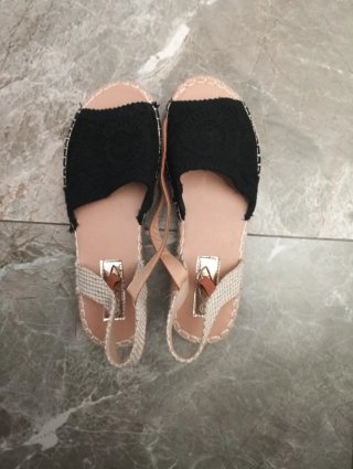 Sandalias de cuña negras y beige