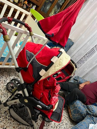 Carrito de bebé rojo y negro