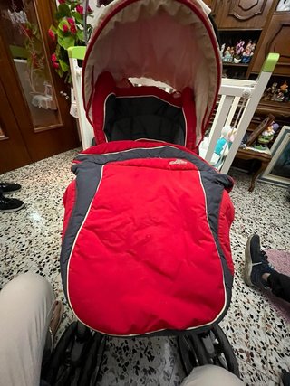 Carrito de bebé rojo y negro