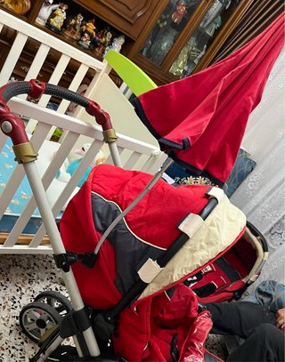 Carrito de bebé rojo y negro