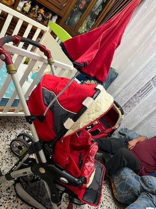 Carrito de bebé rojo y negro