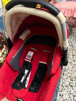 Carrito de bebé rojo y negro
