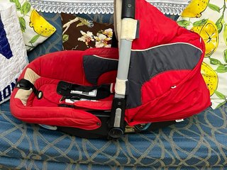 Carrito de bebé rojo y negro