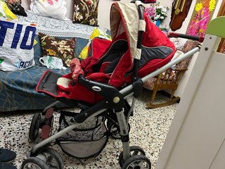 Carrito de bebé rojo y negro