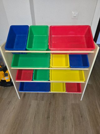 Estantería de juguetes con cubos de colores