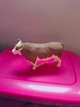 Toro de juguete de plástico