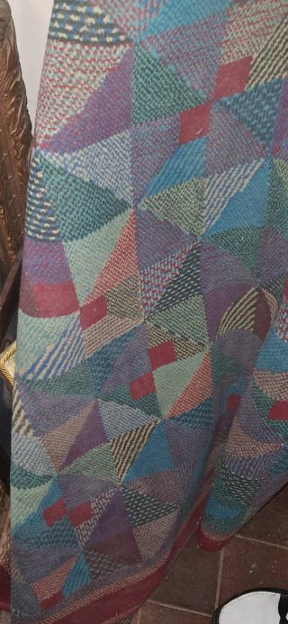 Tappeto geometrico tessuto viola e blu