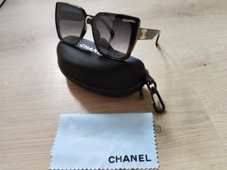 Gafas de Sol Chanel Negras y Doradas