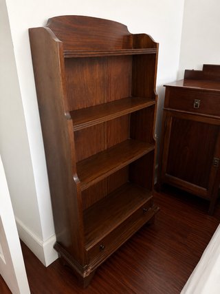 Estantería de madera marrón