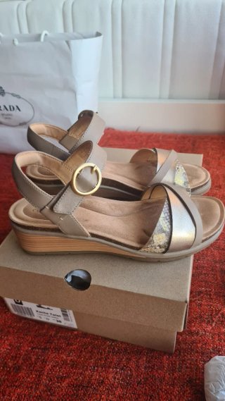 Sandalias Clarks Talla 38 Beige y Dorado