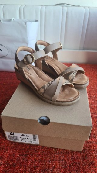 Sandalias Clarks Talla 38 Beige y Dorado